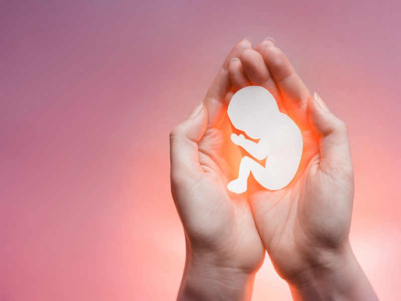 سقط جنین چه عوارضی دارد؟ آشنایی با علائم و خطرات آن