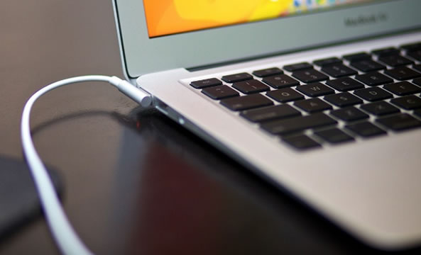 آیا اتصال مداوم لپ تاپ به برق باعث آسیب دیدن آن می شود؟