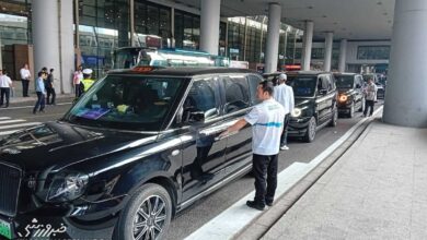 اینجا اگر با راننده تاکسی صحبت کنی ضرر می کنی!/ راننده هایی که 3 تا موبایل دارند!/ تاکسی پوآرو در هانگزو! + تصاویر