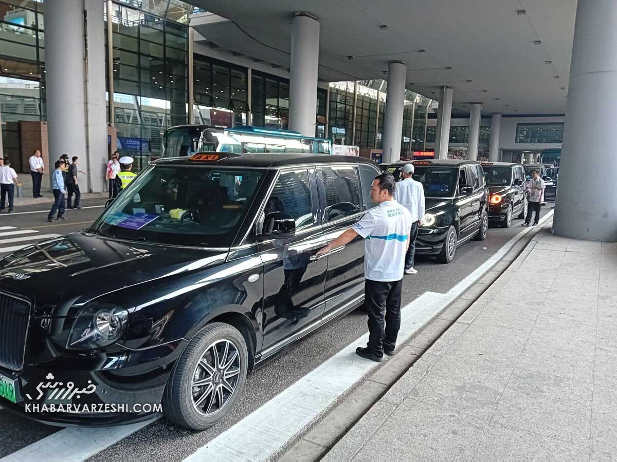 اینجا اگر با راننده تاکسی صحبت کنی ضرر می کنی!/ راننده هایی که 3 تا موبایل دارند!/ تاکسی پوآرو در هانگزو! + تصاویر
