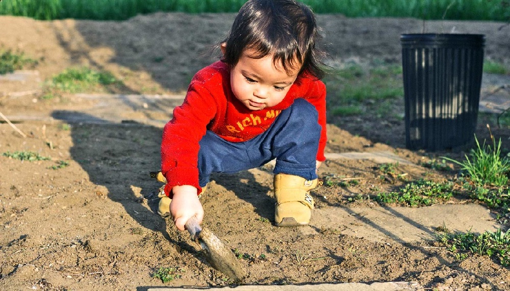 چرا نباید مانع خاک بازی کودکان شویم؟
