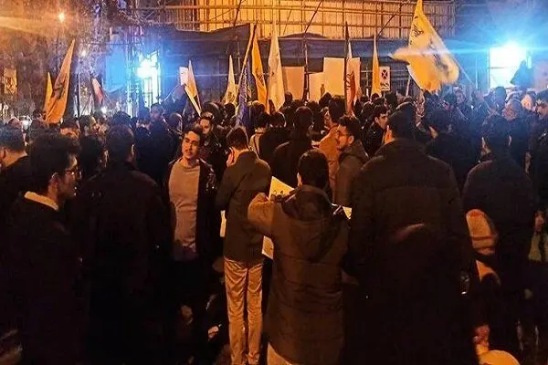تجمع شبانه مردم تهران در نزدیکی دفتر رئیس جمهور